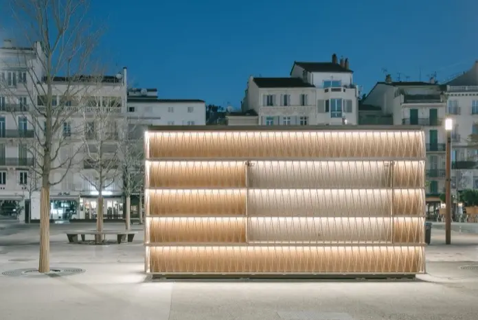 7 Kiosks Cannes quiosco iluminado