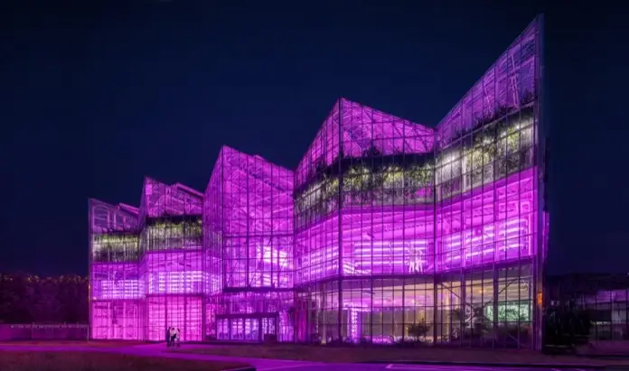 Vertical Farm Beijing exterior nocturno