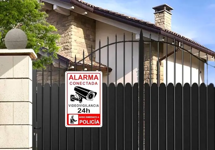 Señal disuasoria de videovigilancia en la entrada de una vivienda