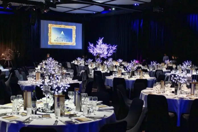 Decoración de evento corporativo en tonos azules con iluminación ambiental